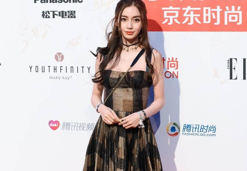 angelababy的机场穿搭好fashion,时尚辣妈太酷了