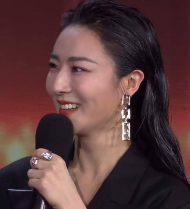 中影之夜央视镜头下的女星:薇娅姚晨浓妆惊艳,李思思造型显赘肉