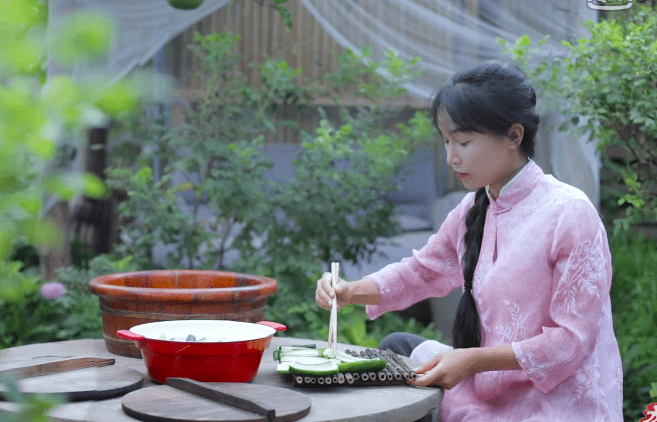 原创视频里的李子柒像仙女,她的双手反差太大,让人有些"感动"