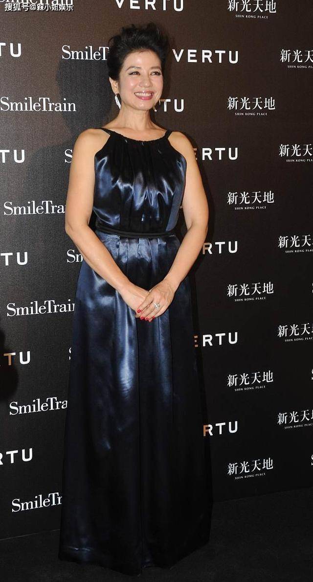 美得|60岁钟楚红“宝刀不老”，穿挂脖裙美得雍容华贵，就是看着有点壮