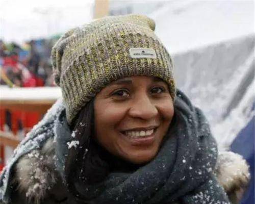 衣品|办时装品牌，颜值低衣品还很土，欧洲首位黑人王妃凭啥拿下王子？