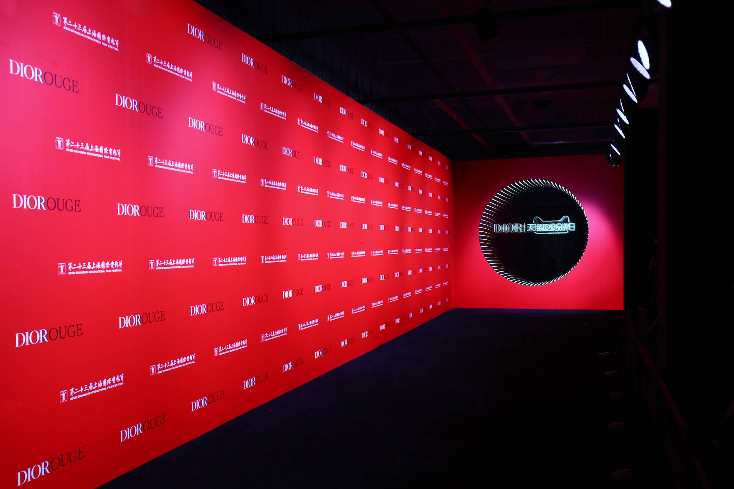 蓝金|王子文、韩东君、毕雯珺等明星共同揭开DIOR迪奥烈艳蓝金唇膏的派对盛宴