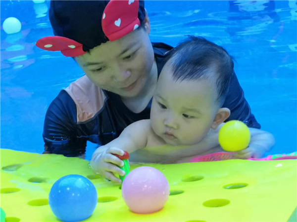 one|趣味水育课程融入多样游戏，宝宝们one pick 鲸鱼堡的理由！