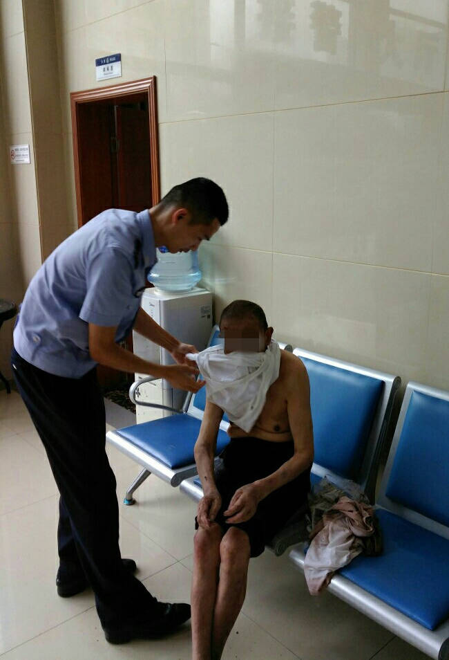 八旬老人大雨中迷路,警民接力暖心救助