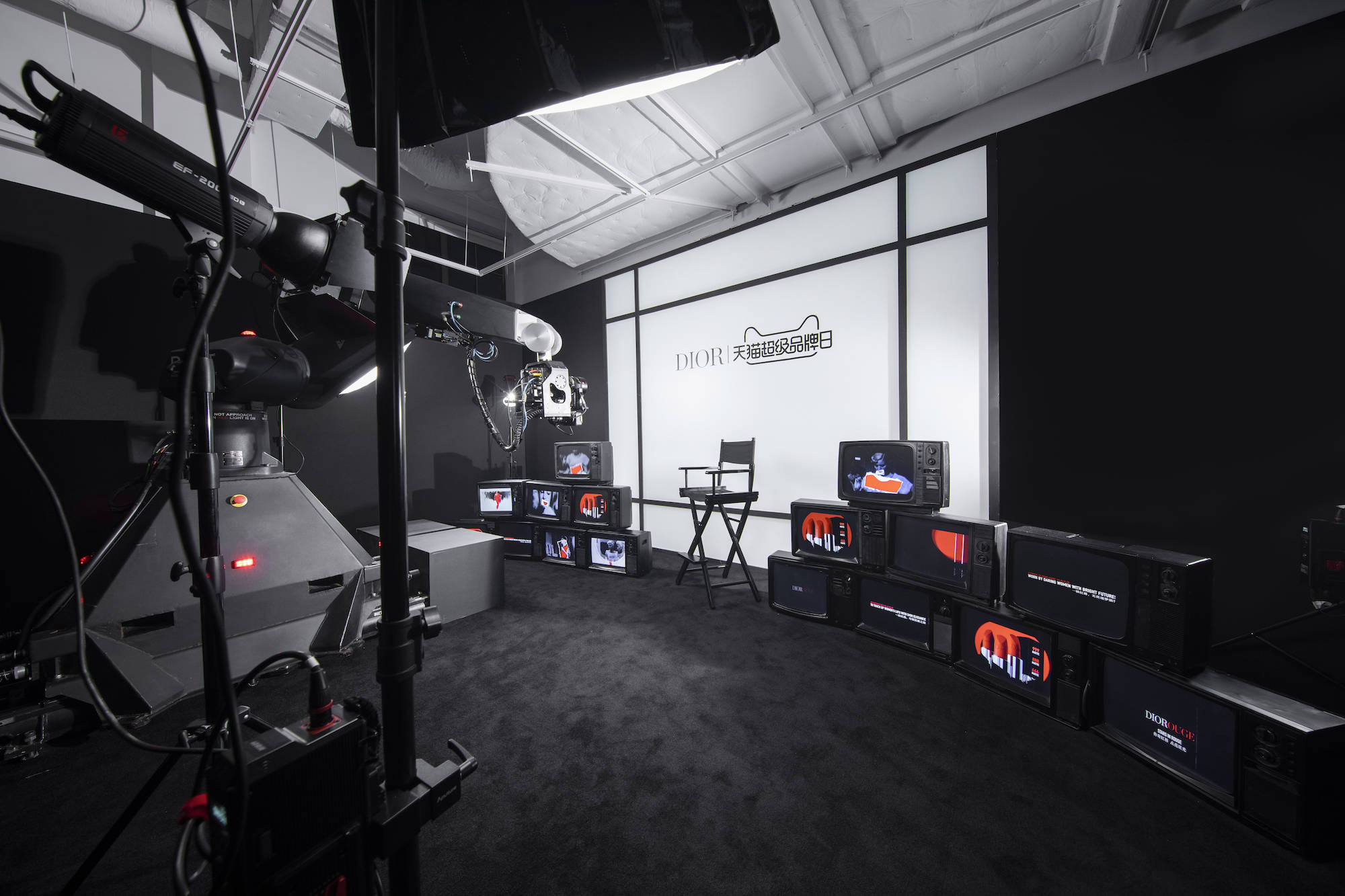 蓝金|王子文、韩东君、毕雯珺等明星共同揭开DIOR迪奥烈艳蓝金唇膏的派对盛宴