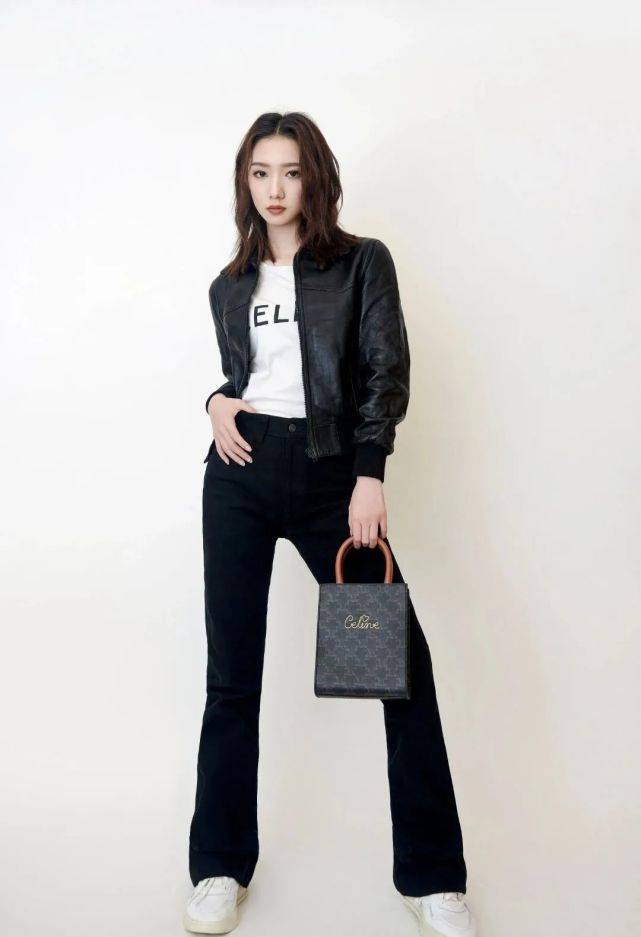 夹克|孟美岐“大哥风”穿搭曝光，复古机车夹克配大牌手袋，气场十足