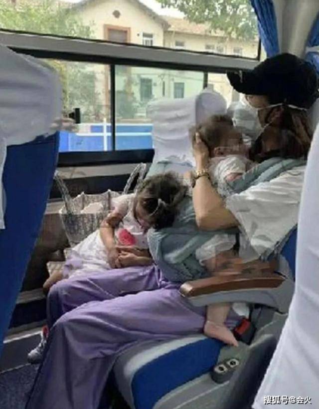 何猷启前妻落魄不堪?母女三人睡大巴狼狈似逃