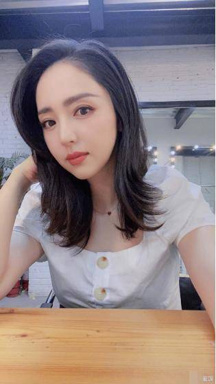 平价|董璇被曝恋爱后气质更好？身上T恤才百元，平价衣服穿出大牌感