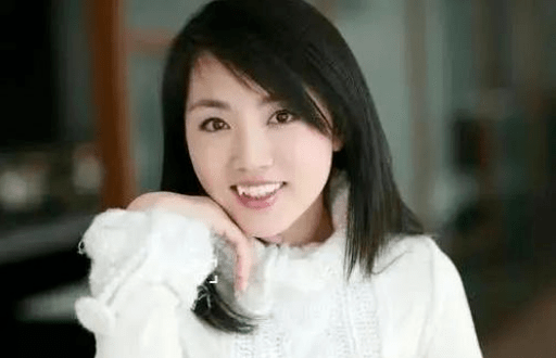 近照|央视主播杨丹近照，47岁气质依旧，主持天气预报24年容颜未改