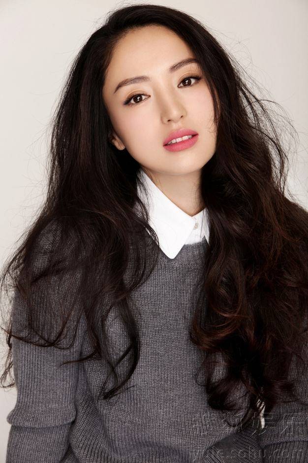 平价|董璇被曝恋爱后气质更好？身上T恤才百元，平价衣服穿出大牌感