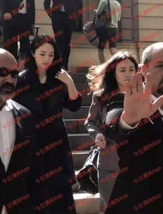 赴宴带小11岁鲜肉男,共回家疑同居,从原谅教主到