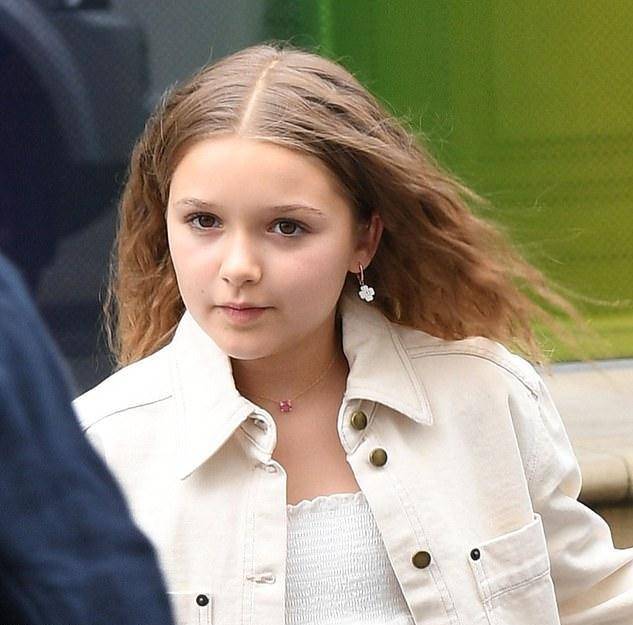 小七|9岁小七打扮早熟像18！浓浓小贵妇风，大布罗圈腿抢了未婚妻风头