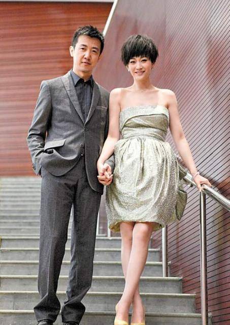 如今再传出鄢颇消息已经是与小15岁的"广告明星"李呈媛结婚,并且生了