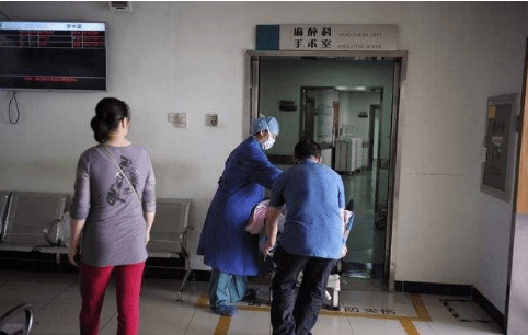 兒媳懷孕8個月要剖腹產，公公死活不讓剖：七活八不活你們懂不懂。《網路文章》