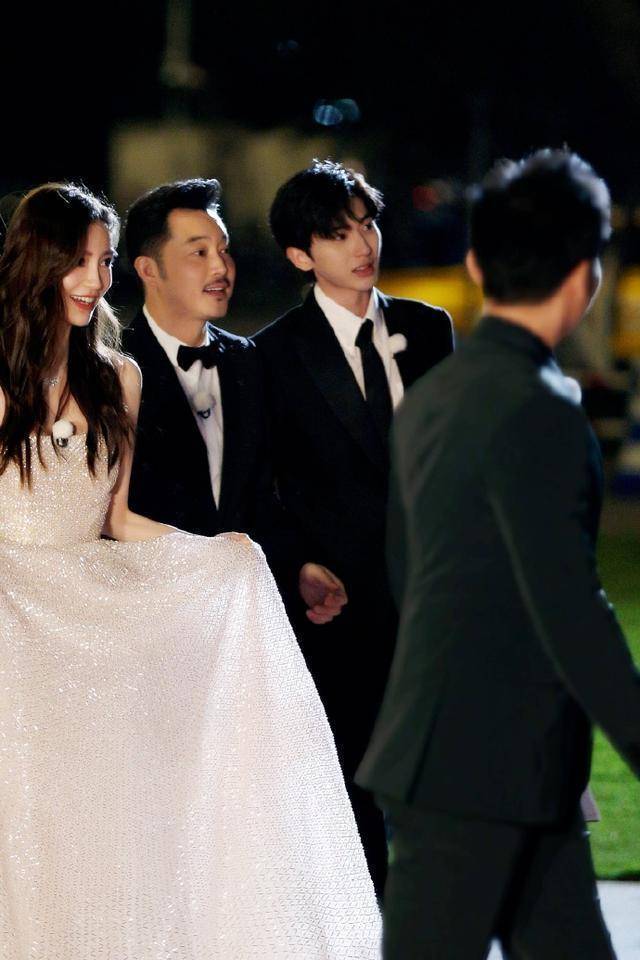 瓷娃娃|神颜baby美得像瓷娃娃！头戴凤冠神似迪士尼公主，这颜值真逆天了