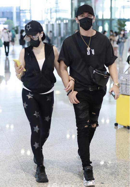 张伦|钟丽缇俏皮比心太可爱，和张伦硕恩爱牵手亮相，夫妻俩身材太惹眼