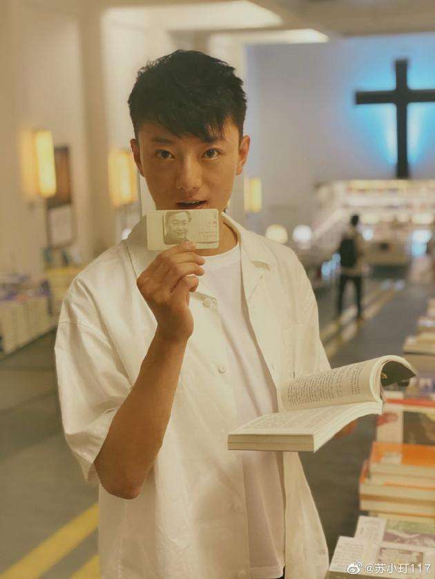 赴宴带小11岁鲜肉男,共回家疑同居,从原谅教主到