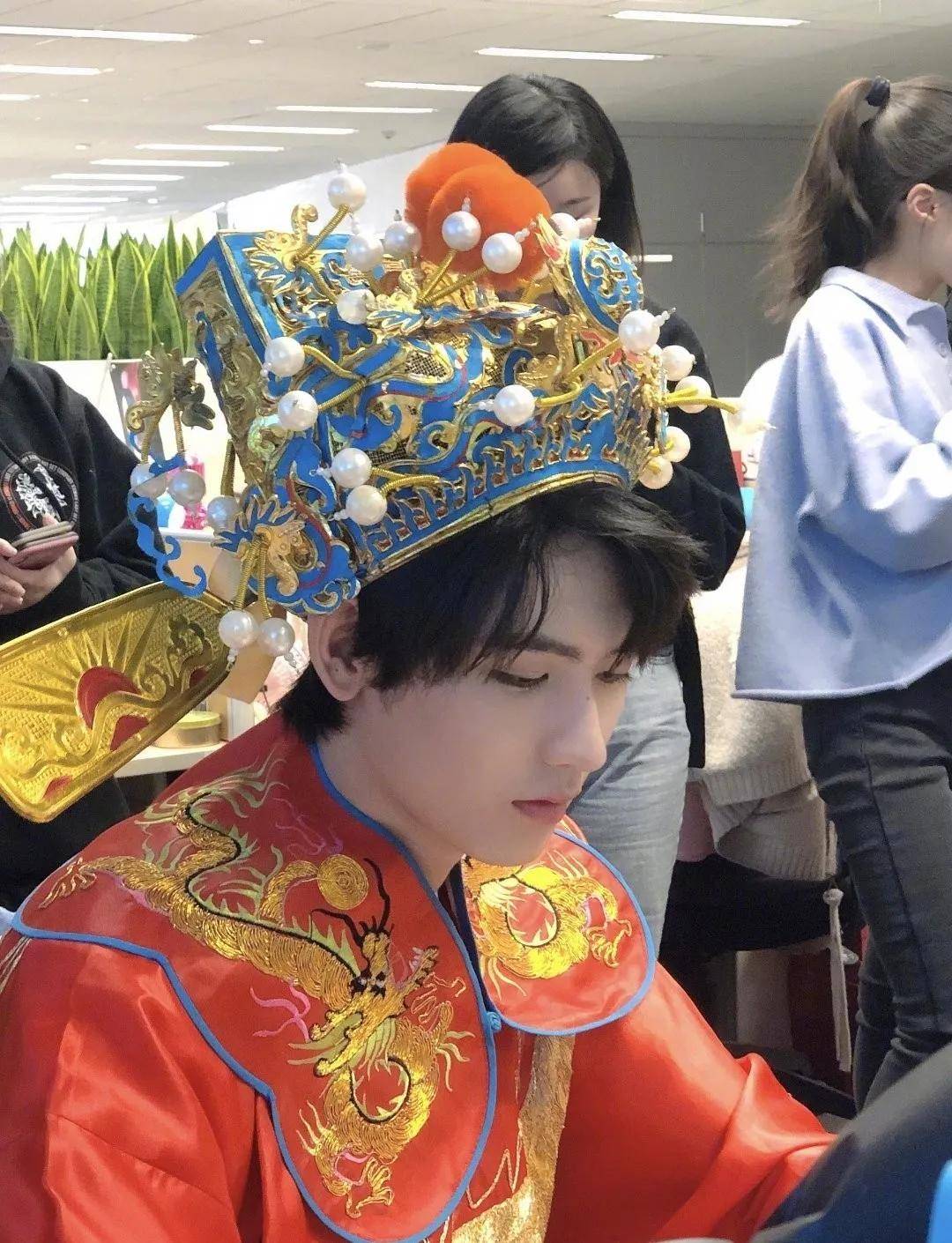 somi|上镜胖30斤被嘲，遭伴舞艳压的国民初C，靠千万直拍热辣身材翻身？