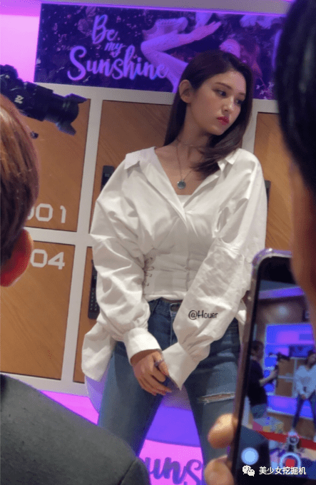 somi|上镜胖30斤被嘲，遭伴舞艳压的国民初C，靠千万直拍热辣身材翻身？