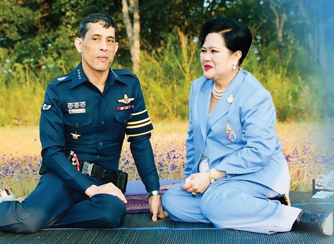 蓝色|68岁泰王霸气再现，为取悦老母亲诗丽吉，命民众8月全穿蓝色衣服