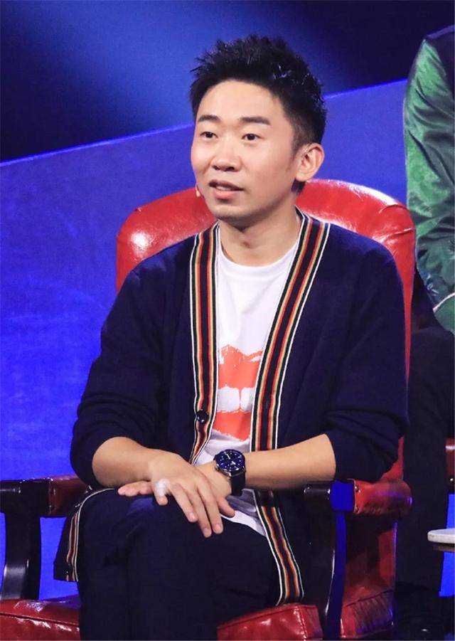杨迪走红纯属意外?那你也太颜控了吧,穿西装戴眼镜的他也超帅