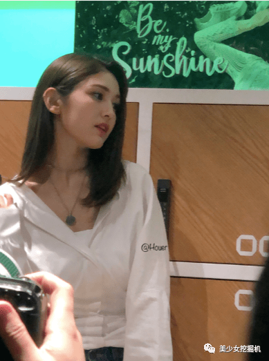 somi|上镜胖30斤被嘲，遭伴舞艳压的国民初C，靠千万直拍热辣身材翻身？