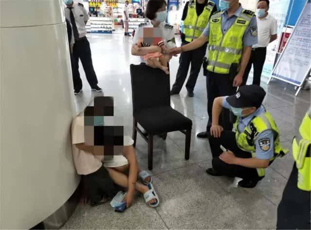 年轻母亲把女儿扔在车站，不吃不喝只攒下一张票，网友：没钱别生