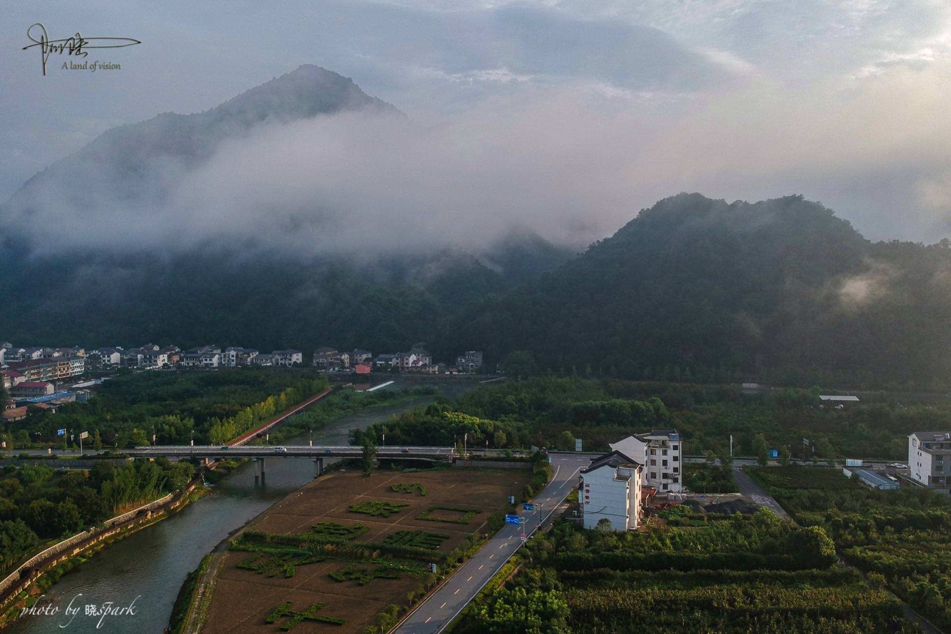 在湍口镇除了泡氡温泉清晨的风景也是相当不错