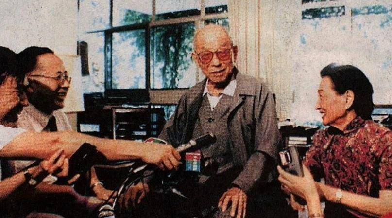 图为正在接受记者采访的张学良和赵一荻,记者们都希望能从张学良获得