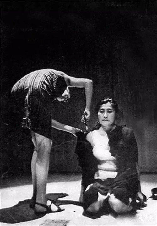 日本女子跪在剪刀前，任由观众剪碎衣服，人性从来都经不起考验_约翰·列侬