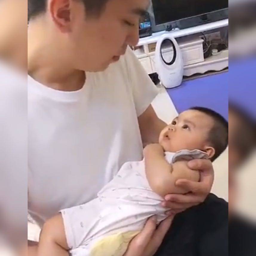 爸爸|爸爸一句话吓得娃扭头开始“装睡”，妈妈看后笑翻了萌娃不睡觉