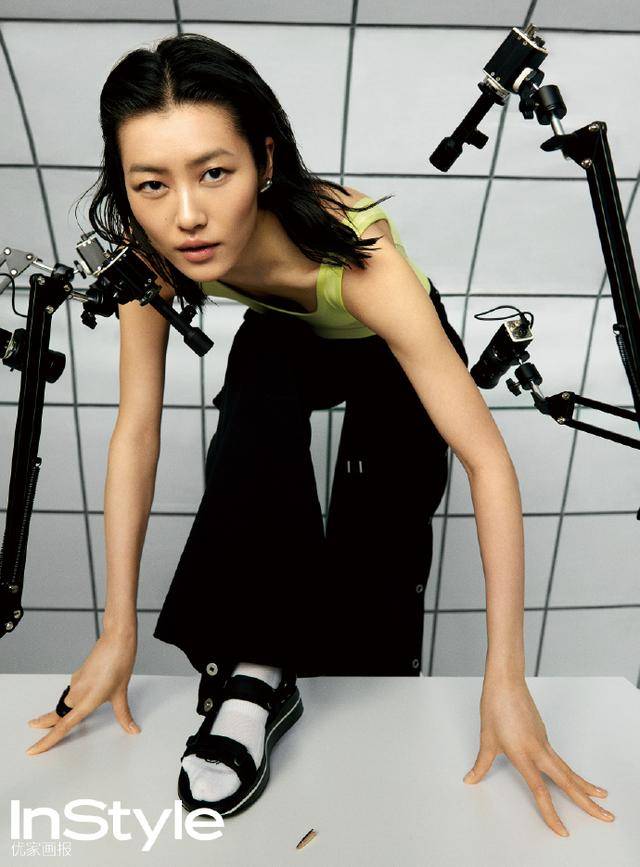 凉鞋|“丑”凉鞋大翻身，刘雯都不离脚，原来你这么好看