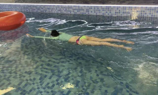 健身|太拼了！为产后复出，唐艺昕在椅子上倒立健身，身材恢复卓有成效