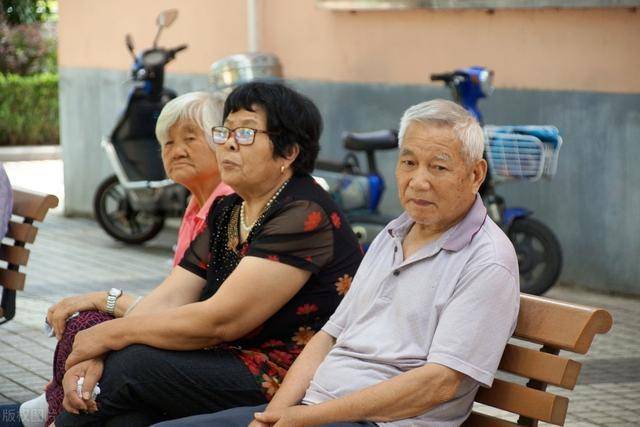 70岁老奶奶哭诉：每月8千的退休金，家里却穷得揭不开锅
