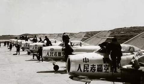 自愿军单刀击落美军王牌飞行员，48年后才获嘉奖