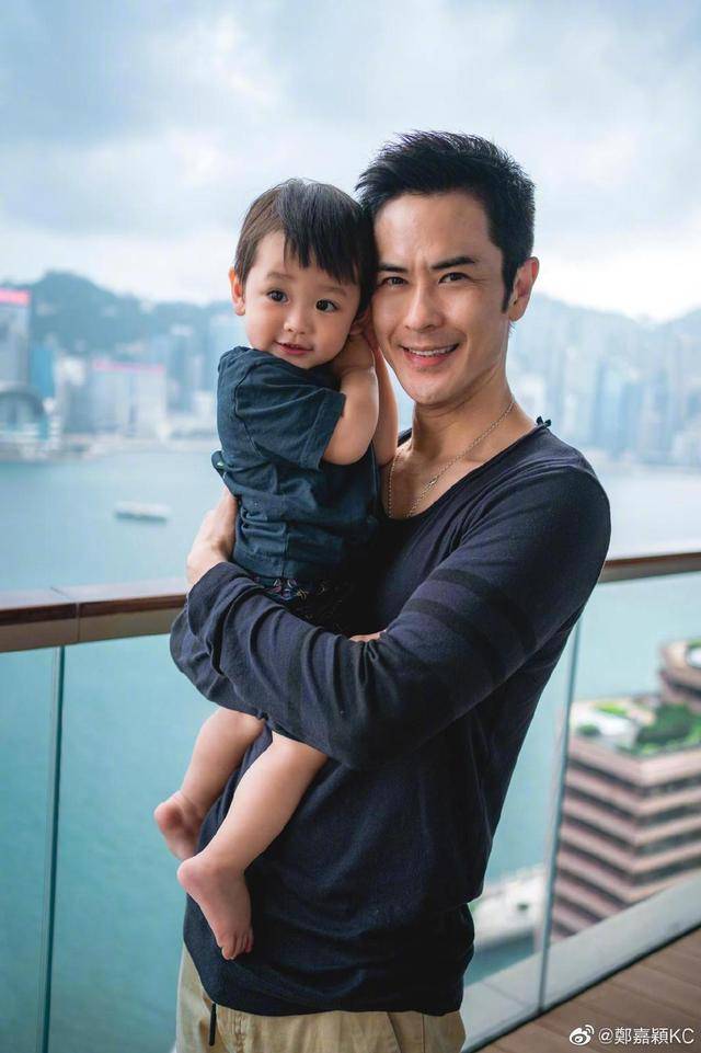 51岁郑嘉颖二胎得子，一家四口合照曝光，小22岁