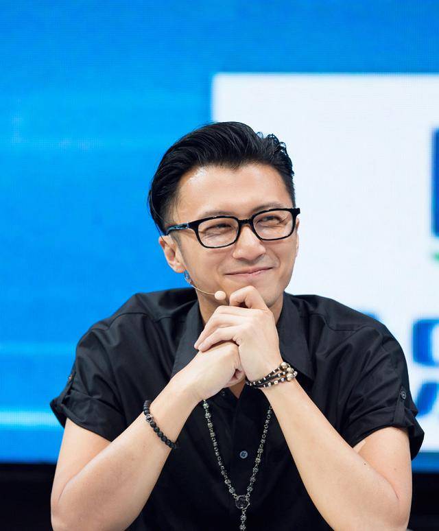 谢霆锋晒照下冰雹把他家菜园子砸塌了，现场一