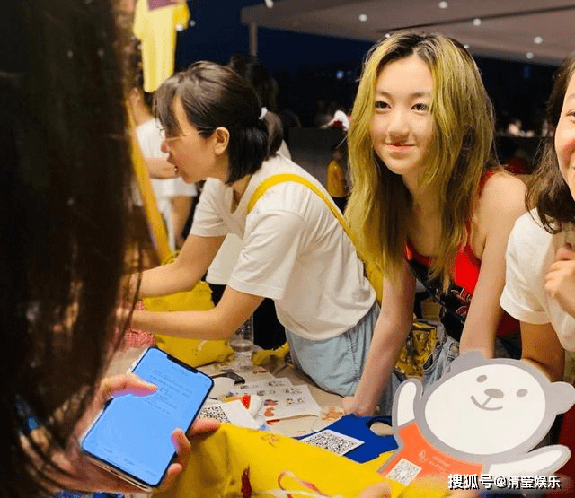 金发|衣服均价100元,3小时筹集1.8万,李嫣一头金发被嘲“不良少女”