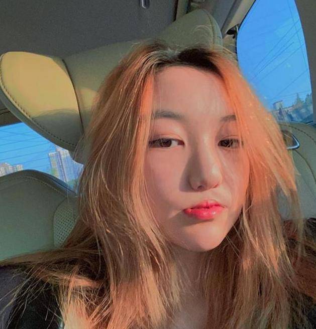原创14岁李嫣摆摊义卖，穿紧身吊带染金发显成熟，网友：像32岁的女人