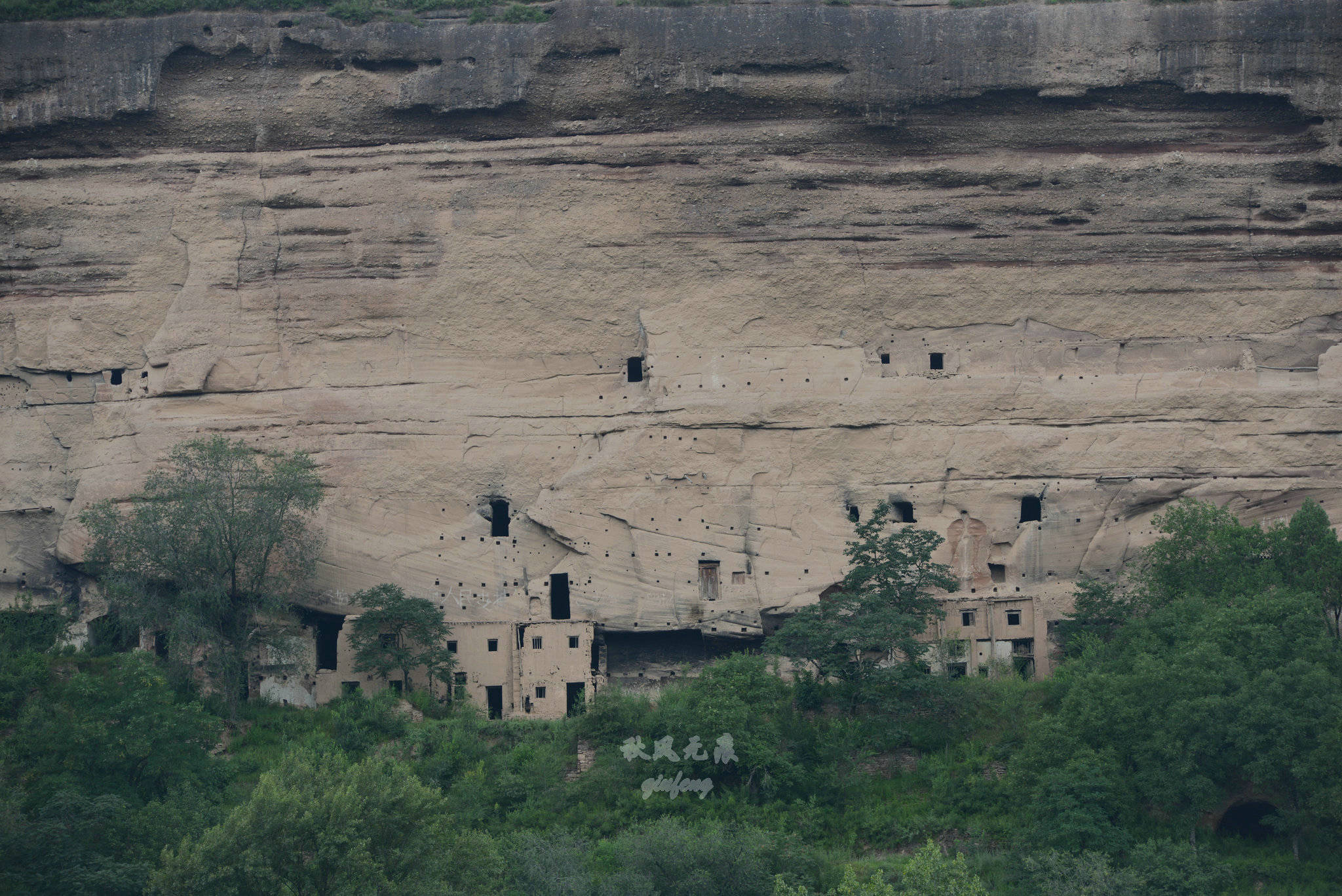 旬邑(|旬邑三水河两岸悬崖峭壁上，一个个精致崖居让人震撼