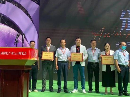 中宁|娃哈哈妙眠CEO张宾先生 受邀宁夏中宁爱心助农网红直播赛、予中宁爱心助农大使