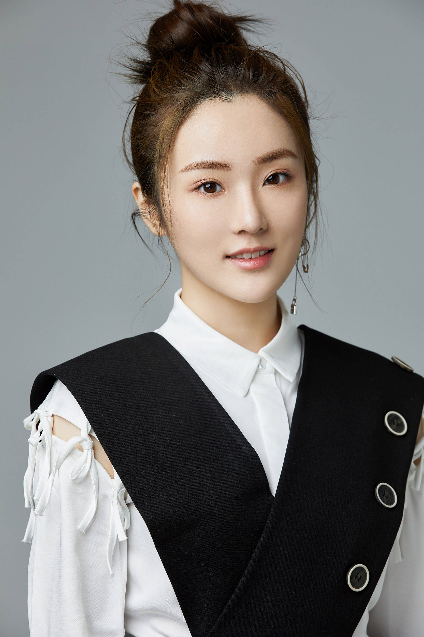 全能少女张可盈曝光学院风写真简约时髦质感十足