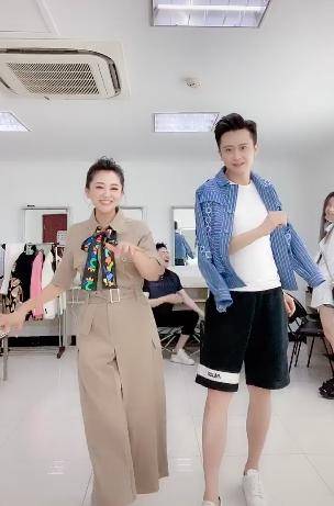 央视主持杨帆不懂避嫌？趁老婆不在和方琼扮夫