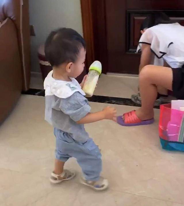 姐姐去上补习班,弟弟偷偷“掉包”姐姐的矿泉水,妈妈:离挨揍不远了 姐姐去上补习班,弟弟偷偷“掉包”姐姐的矿泉水,妈妈:离挨揍不远了