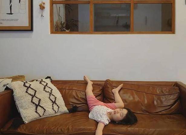 原创日本妈妈晒俩女儿灵魂睡姿，引千万网友围观，看了都说想生女儿了