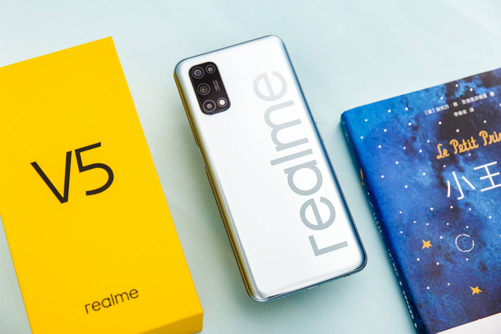 北京时间8月3日下午2点,新兴的手机品牌realme在召开了新品发布会