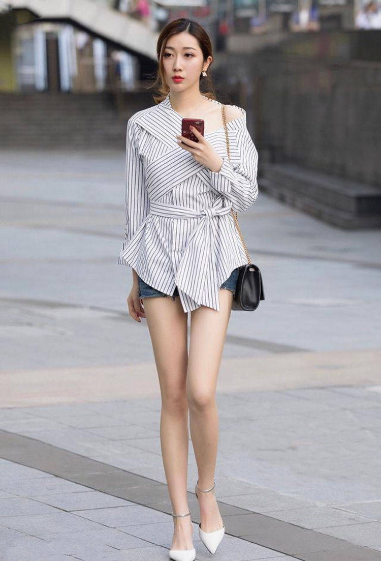 原创街拍,衣服胸前充满趣味性的刺绣图案,超级青春减龄