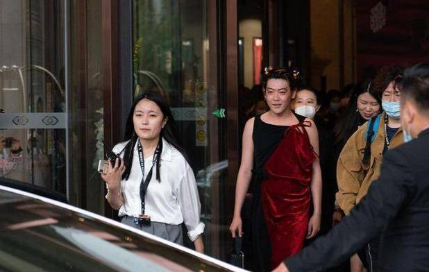 姜思达红毯被批博眼球辣眼睛，本尊回应：骚扰