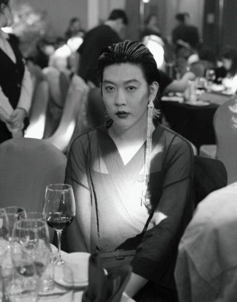 姜思达红毯被批博眼球辣眼睛，本尊回应：骚扰