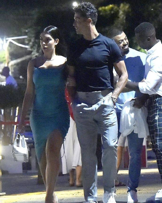 进晚餐|C罗与女友共进晚餐,乔治娜穿蓝色礼服美艳,小腹隆起疑似怀孕